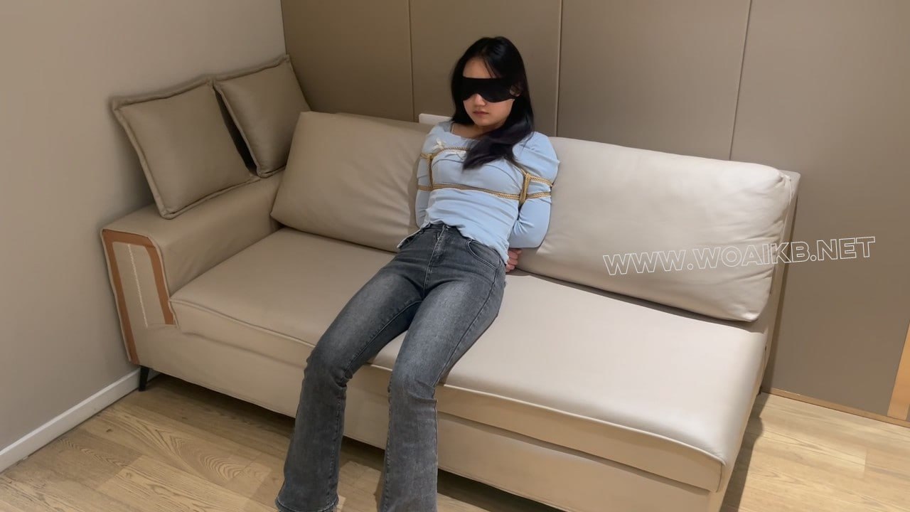 一些日常的小片段，圣诞女仆套装+清纯女大捆绑强G，两种风格的切换，各位更喜欢哪一种呢？强G、TD深入、闻鞋子，足控狂喜
https://mypikpak.com/s/VOsp-znCcfu3komgUnkKzJqEo2