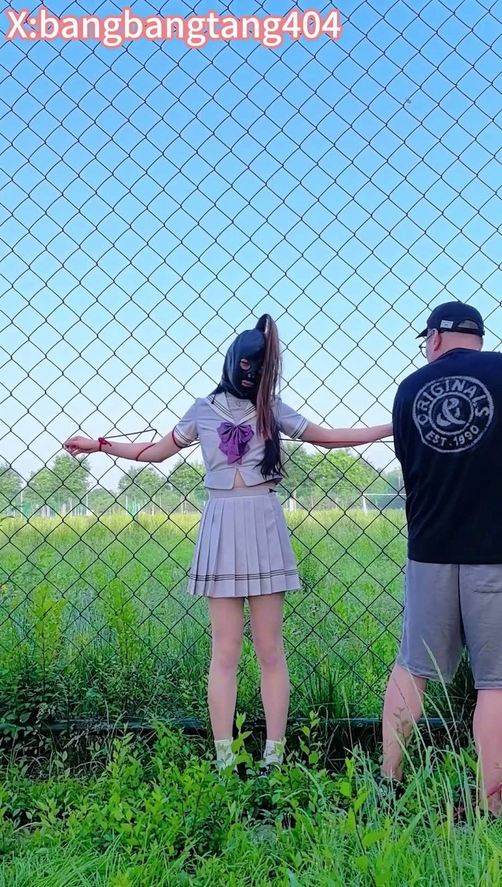 （户外暴露强制高潮）水手服伪娘被十字固定在废弃球场拦网上，贞操锁+震动棒独自高潮，被路人发现全程.mp4
https://mypikpak.com/s/VOwgRtVksYaelnYmUpFWIwUno2