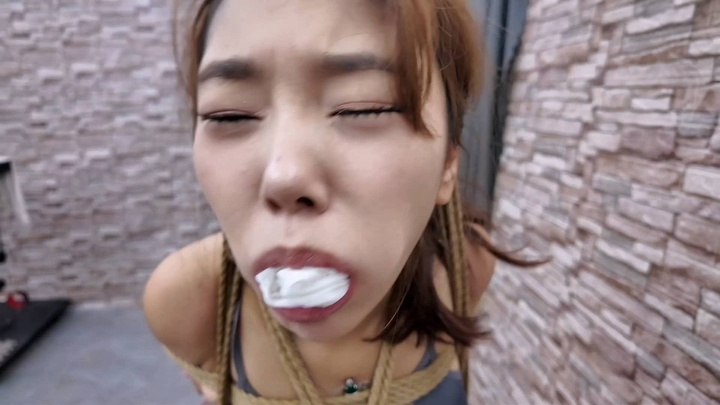 捣蛋学生把美女老师禁锢在木马上,强迫老师做他的母狗,老师不从,学生变着花样就开始折磨老师
https://mypikpak.com/s/VOxZaebTivhmpTdSlsqT3g85o2