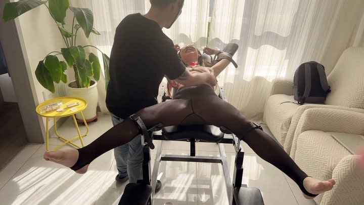 固定在产床上双手举起不停TK腋下脚心 痒哭了 + 强开腿P机疯狂输出不停强高
https://mypikpak.com/s/VOnlSYOK0YRmTwHjow0hLBZmo2