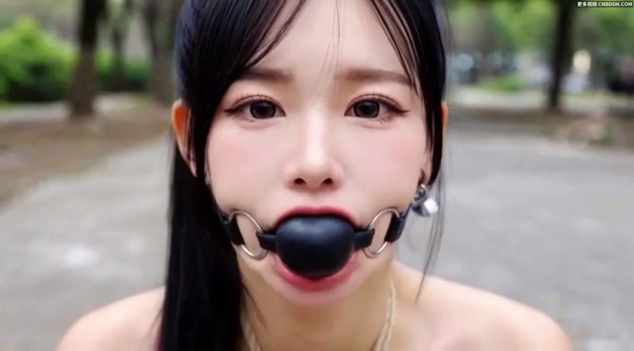 20岁清纯美女赤身裸体被粗绳紧紧绑缚在户外，黑色的硅胶口球将小嘴完全塞满，带子深深勒进脸颊，无法发出任何声音，只能发出呜呜的呜咽。她被吊起悬空在树之下，双臂
https://mypikpak.com/s/VOo4bFJ6Kmr0Dl4HaG8ieNIBo2